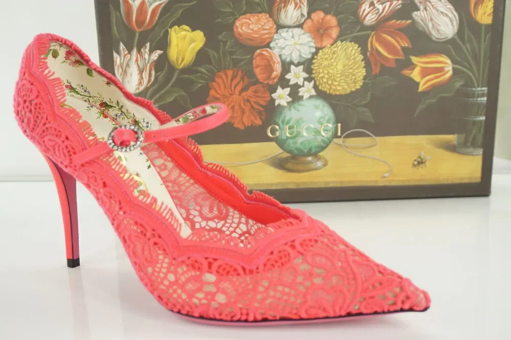 Gucci Virgina 95 Pink Lace Pointed Toe Pumps MJ Strap Size 39.5 NIB $1100 Neon